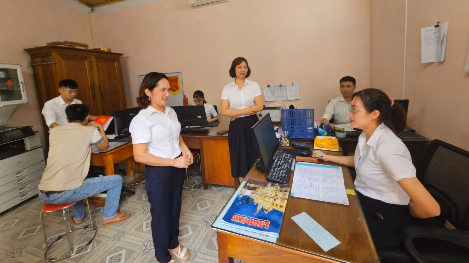 Cán bộ Chi cục Thuế khu vực Phúc Yên hướng dẫn quy định mới về thuế cho các cơ sở. Cán bộ Chi cục Thuế khu vực Phúc Yên hướng dẫn quy định mới về thuế cho các cơ sở.