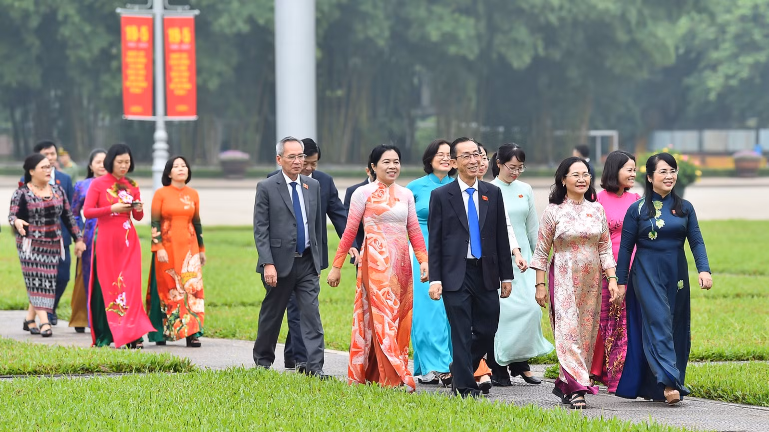Các đại biểu Quốc hội đoàn Thành phố Hồ Chí Minh trước Lễ khai mạc Kỳ họp thứ 7, Quốc hội khóa XV. Các đại biểu Quốc hội đoàn Thành phố Hồ Chí Minh trước Lễ khai mạc Kỳ họp thứ 7, Quốc hội khóa XV.