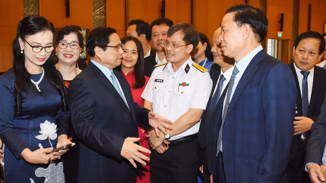 Thủ tướng Phạm Minh Chính trò chuyện với các doanh nhân, đại biểu tham dự buổi gặp mặt.
