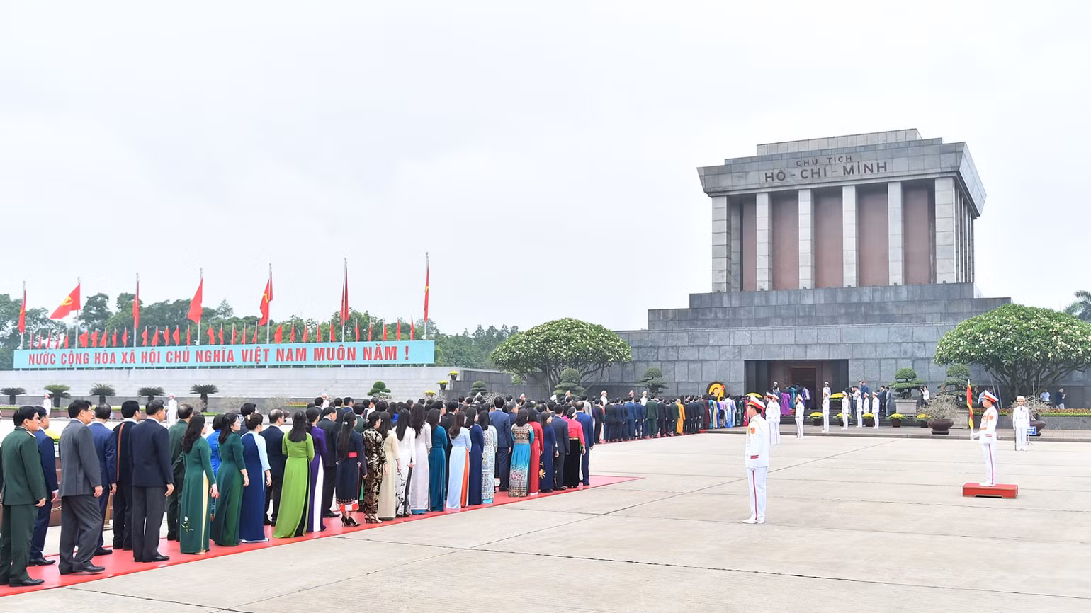 Quang cảnh buổi lễ dâng hoa, vào Lăng viếng Chủ tịch Hồ Chí Minh của Đoàn đại biểu Quốc hội tại Quảng trường Ba Đình lịch sử trước lễ khai mạc Kỳ họp thứ 7, Quốc hội khóa XV. Quang cảnh buổi lễ dâng hoa, vào Lăng viếng Chủ tịch Hồ Chí Minh của Đoàn đại biểu Quốc hội tại Quảng trường Ba Đình lịch sử trước lễ khai mạc Kỳ họp thứ 7, Quốc hội khóa XV.