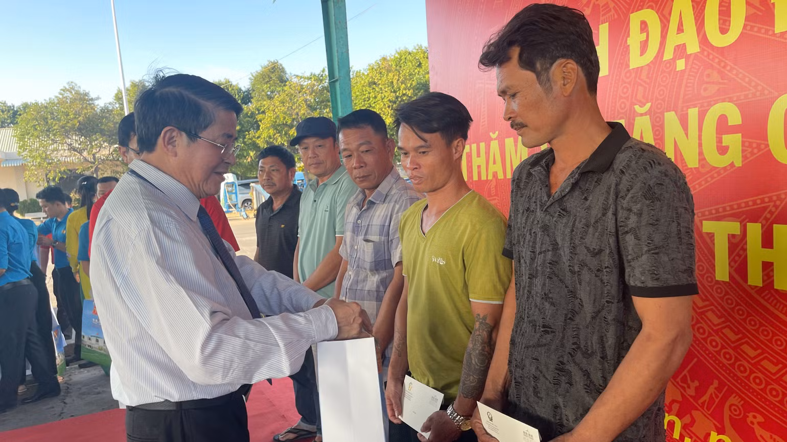 Phó Chủ tịch Quốc hội Nguyễn Đức Hải tặng quà cho 11 chủ tàu bị cháy vào tháng 12/2023.