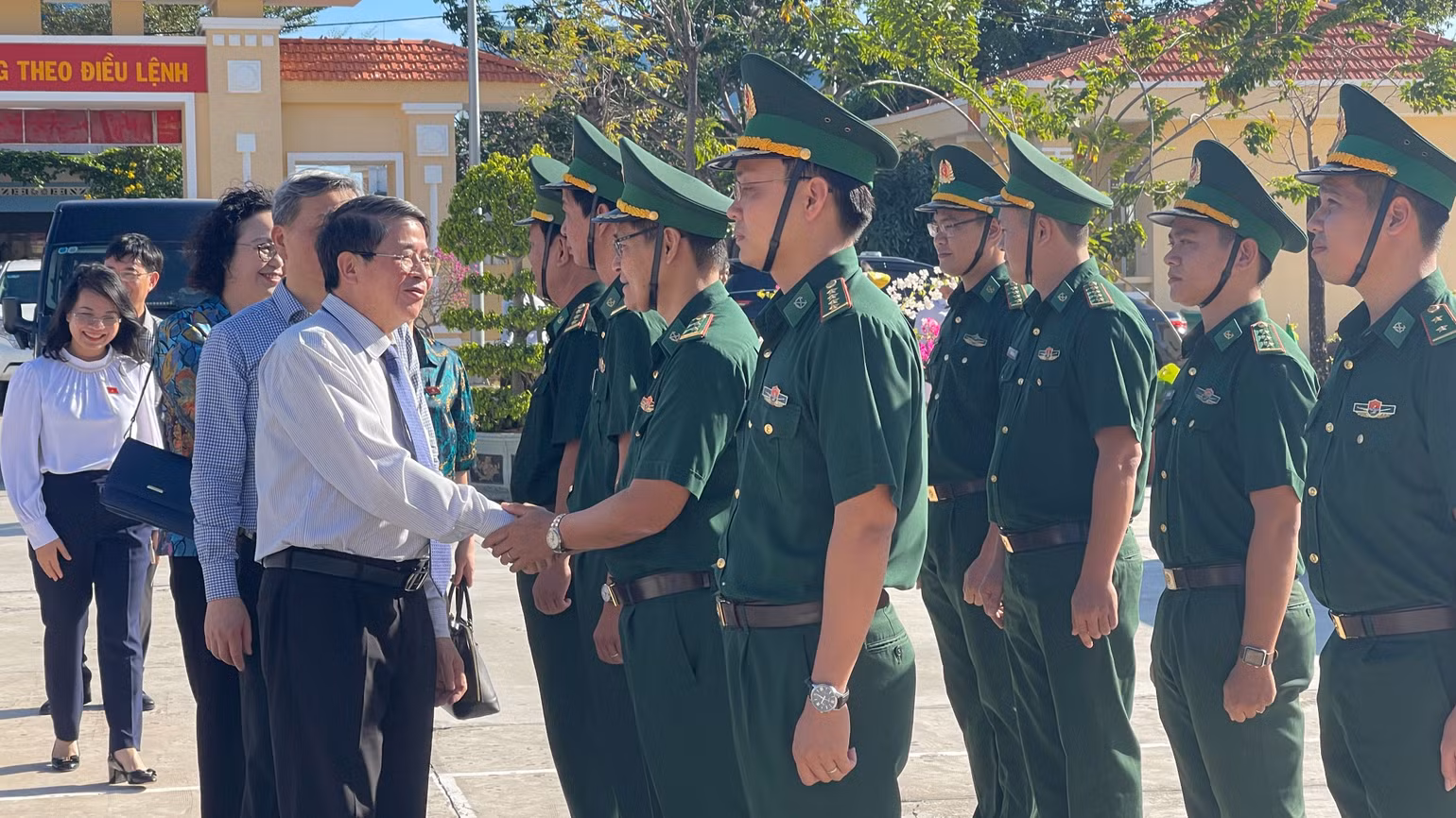 Đoàn công tác đã thăm các bộ đội tại Đồn biên phòng Thanh Hải.