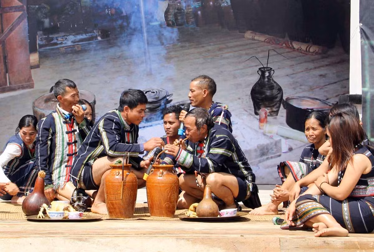 Rượu cần là thức uống không thể thiếu trong dịp lễ hội tại các buôn làng nam Tây Nguyên. Rượu cần là thức uống không thể thiếu trong dịp lễ hội tại các buôn làng nam Tây Nguyên.
