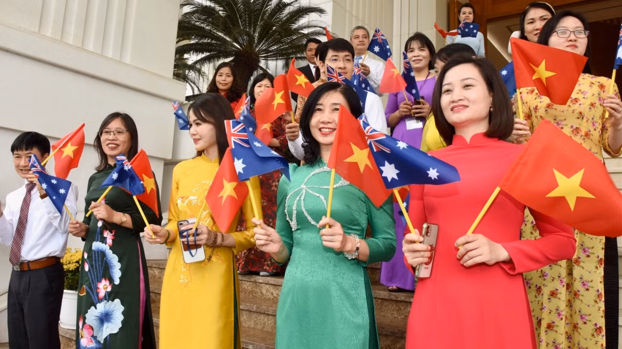 Đại diện người dân Thủ đô vẫy cờ chào đón Thủ tướng Australia Anthony Albanese.