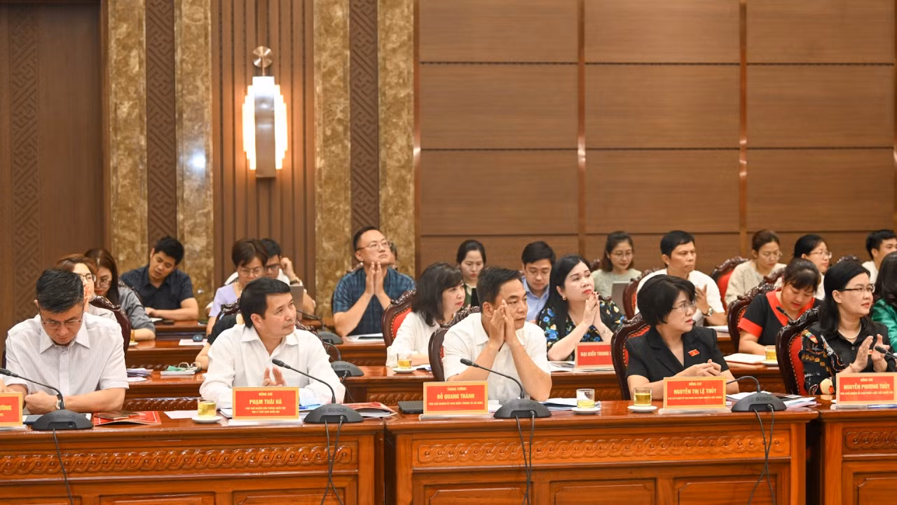 Đại diện các Ủy ban của Quốc hội, Văn phòng Quốc hội và các đại biểu dự buổi làm việc. Đại diện các Ủy ban của Quốc hội, Văn phòng Quốc hội và các đại biểu dự buổi làm việc.