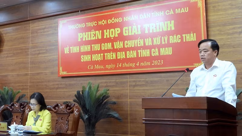 Chủ tịch Uỷ ban nhân dân tỉnh Cà Mau Huỳnh Quốc Việt (bìa phải) báo cáo giải trình nhiều nội dung liên quan đến thu gom, vận chuyển và xử lý rác thải sinh hoạt.
