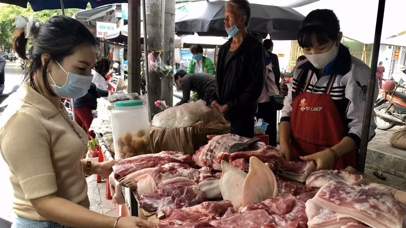 Giá thịt lợn đang tăng từng ngày.