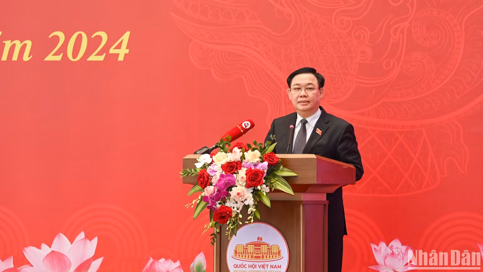 Chủ tịch Quốc hội cho biết Ủy ban Thường vụ Quốc hội chỉ đạo đẩy mạnh truyền thông, thông tin kịp thời đến cử tri, nhân dân các luật, nghị quyết của Quốc hội. Chủ tịch Quốc hội cho biết Ủy ban Thường vụ Quốc hội chỉ đạo đẩy mạnh truyền thông, thông tin kịp thời đến cử tri, nhân dân các luật, nghị quyết của Quốc hội.