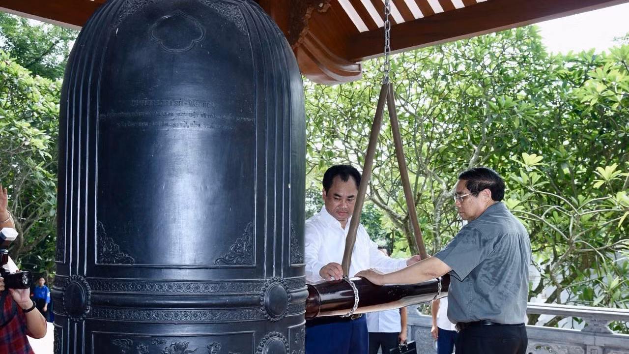 Thủ tướng Phạm Minh Chính thực hiện nghi thức thỉnh chuông tại Khu Di tích. Thủ tướng Phạm Minh Chính thực hiện nghi thức thỉnh chuông tại Khu Di tích.