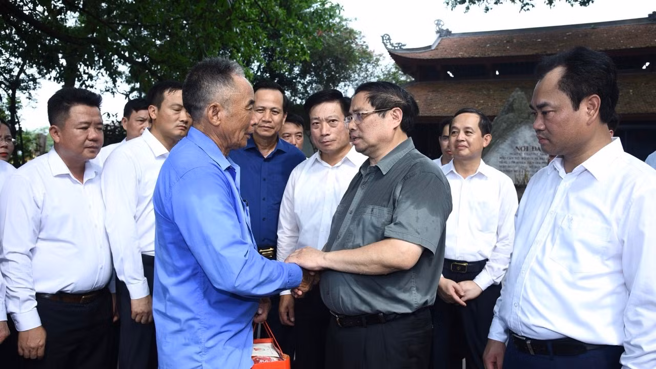 Thủ tướng Phạm Minh Chính trò chuyện thân mật với một đại diện gia đình chính sách tiêu biểu. Thủ tướng Phạm Minh Chính trò chuyện thân mật với một đại diện gia đình chính sách tiêu biểu.