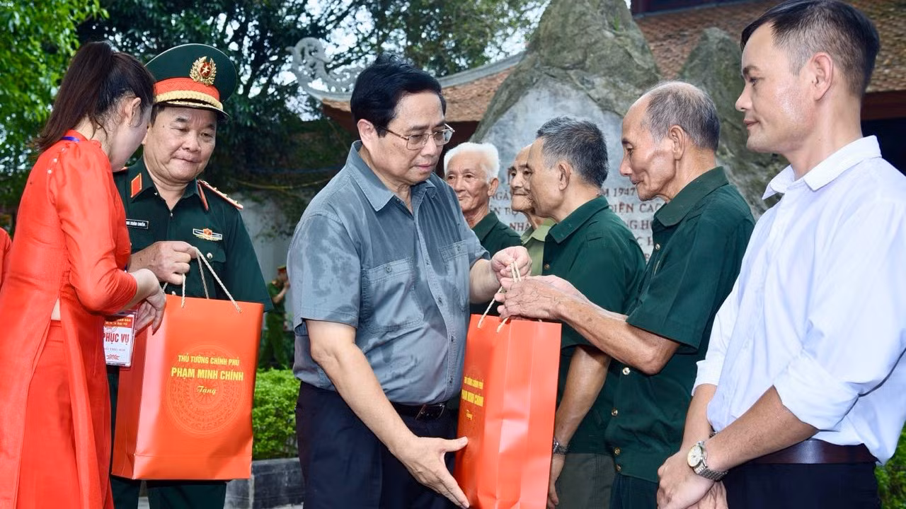 Thủ tướng Phạm Minh Chính tặng quà các thương binh, gia đình chính sách tiêu biểu ở huyện Đại Từ, tỉnh Thái Nguyên. Thủ tướng Phạm Minh Chính tặng quà các thương binh, gia đình chính sách tiêu biểu ở huyện Đại Từ, tỉnh Thái Nguyên.