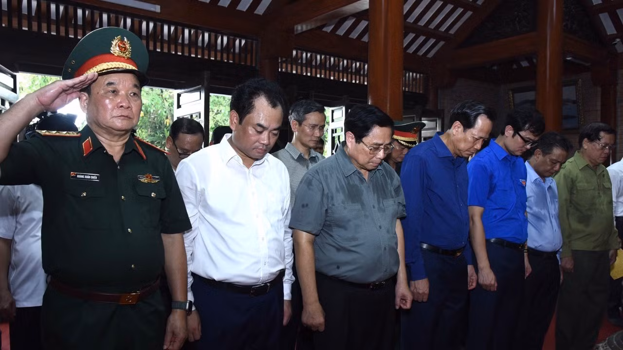 Thủ tướng Phạm Minh Chính và các đại biểu thành kính dành một phút mặc niệm tưởng nhớ Chủ tịch Hồ Chí Minh và các Anh hùng liệt sĩ. Thủ tướng Phạm Minh Chính và các đại biểu thành kính dành một phút mặc niệm tưởng nhớ Chủ tịch Hồ Chí Minh và các Anh hùng liệt sĩ.