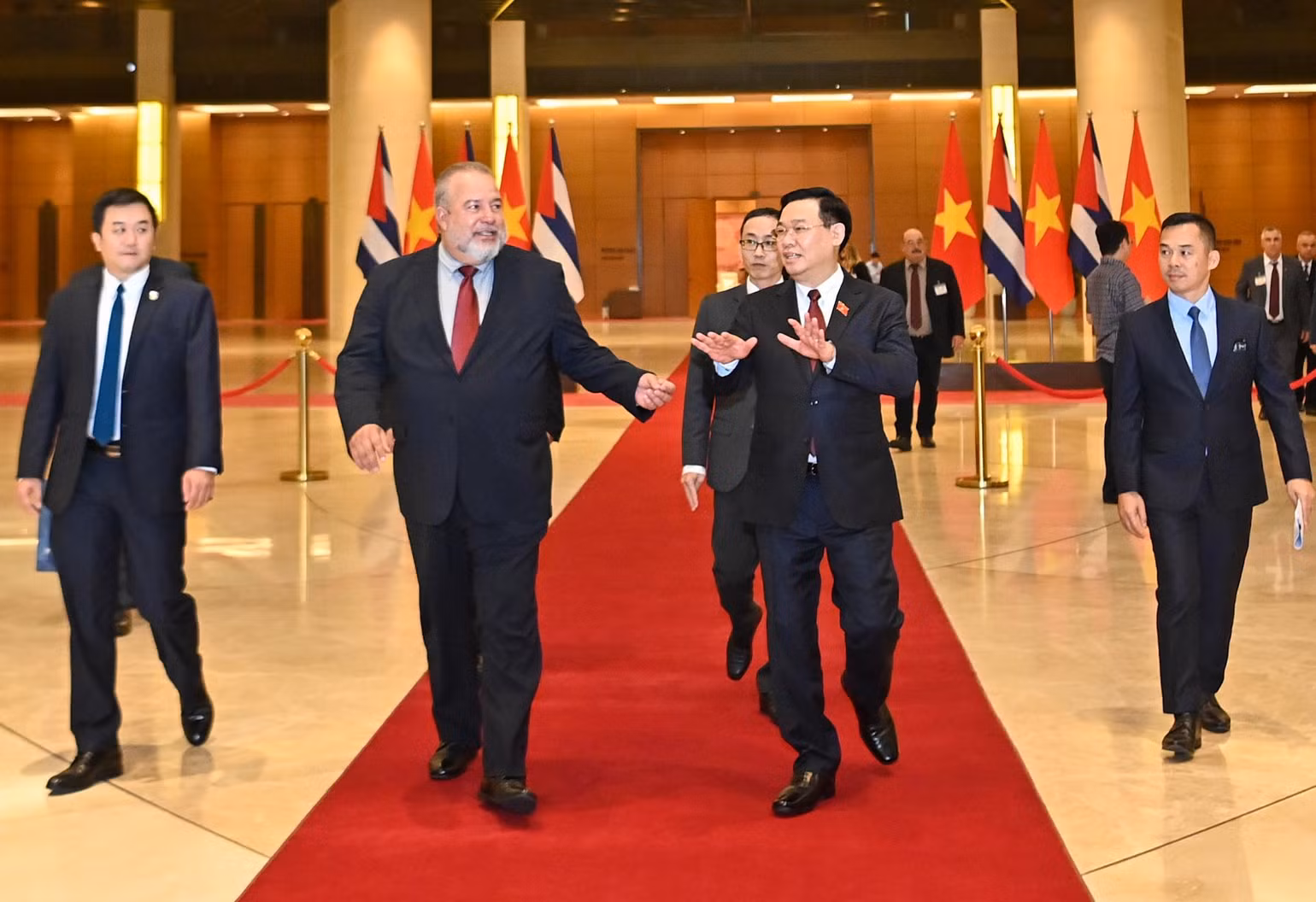 Chủ tịch Quốc hội Vương Đình Huệ tiễn Thủ tướng Cộng hòa Cuba Manuel Marrero Cruz sau khi kết thúc buổi hội kiến. Chủ tịch Quốc hội Vương Đình Huệ tiễn Thủ tướng Cộng hòa Cuba Manuel Marrero Cruz sau khi kết thúc buổi hội kiến.