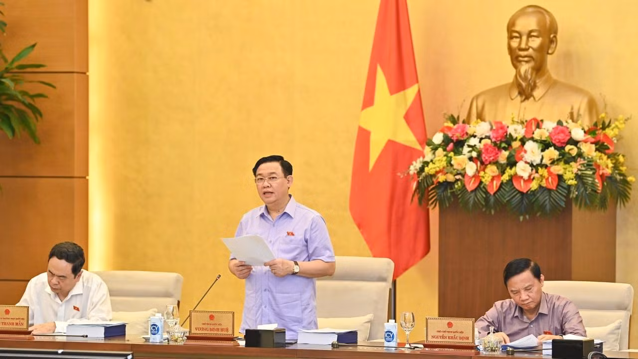Chủ tịch Quốc hội Vương Đình Huệ phát biểu khai mạc phiên họp. Chủ tịch Quốc hội Vương Đình Huệ phát biểu khai mạc phiên họp.