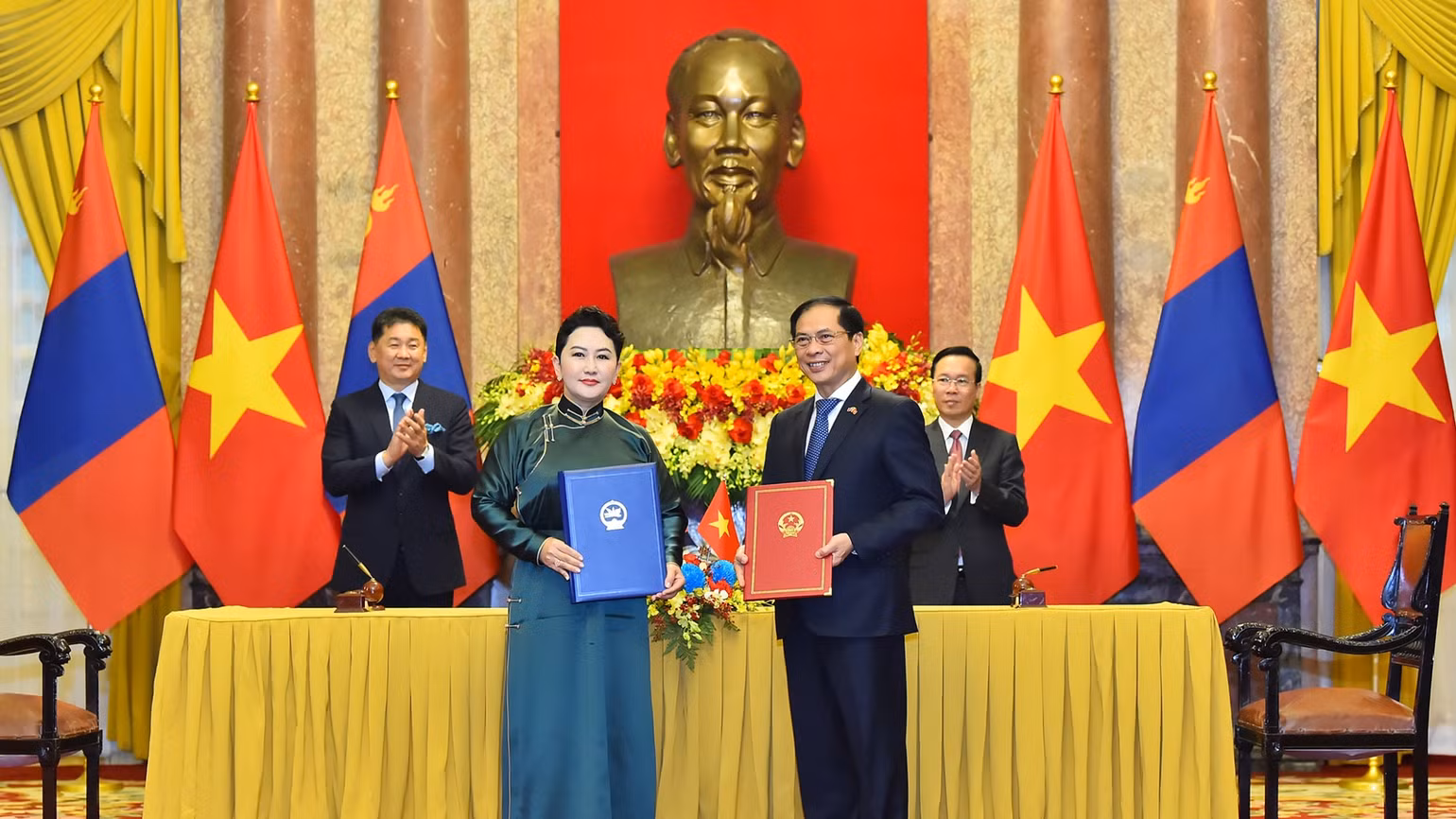 Chủ tịch nước Võ Văn Thưởng và Tổng thống Mông Cổ Ukhnaagiin Khurelsukh chứng kiến lễ ký Hiệp định giữa Chính phủ Việt Nam và Chính phủ Mông Cổ về miễn thị thực cho hộ chiếu ngoại giao, hộ chiếu công vụ, hộ chiếu phổ thông. Chủ tịch nước Võ Văn Thưởng và Tổng thống Mông Cổ Ukhnaagiin Khurelsukh chứng kiến lễ ký Hiệp định giữa Chính phủ Việt Nam và Chính phủ Mông Cổ về miễn thị thực cho hộ chiếu ngoại giao, hộ chiếu công vụ, hộ chiếu phổ thông.