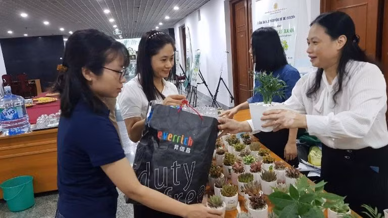 "Phiên chợ" đổi rác lấy cây tại sảnh cuộc họp. "Phiên chợ" đổi rác lấy cây tại sảnh cuộc họp.
