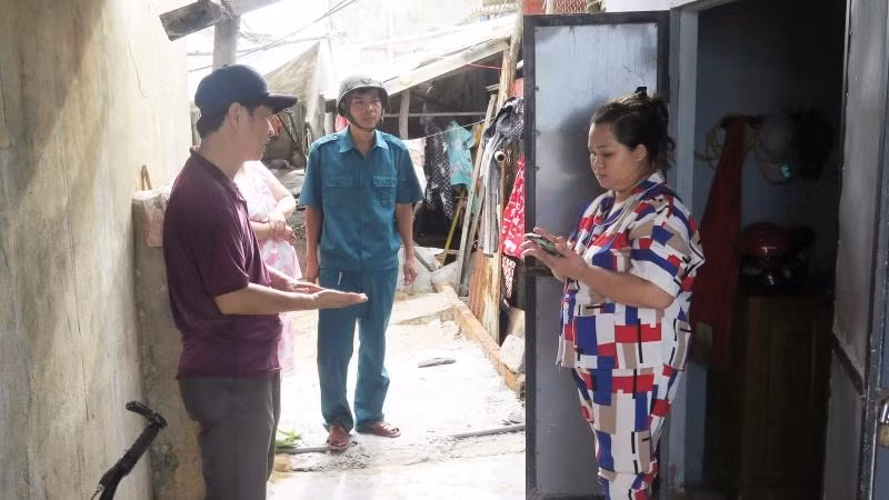 Cán bộ khu phố phường 6, thành phố Tuy Hòa đến tận từng nhà thông báo bão và vận động người dân di dời đến nơi an toàn tránh bão.