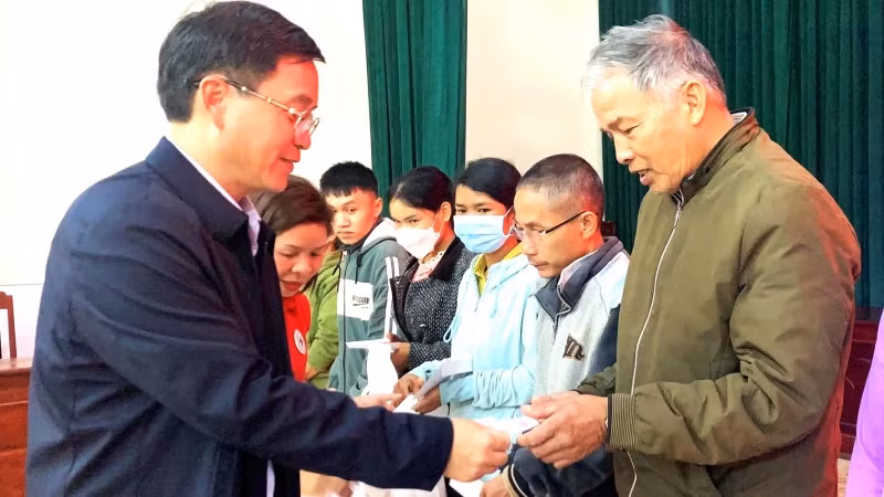 Bí thư Tỉnh ủy Đắk Lắk Nguyễn Đình Trung tặng quà Tết cho các hộ nghèo ở huyện Lắk. (Ảnh: Minh Huệ)