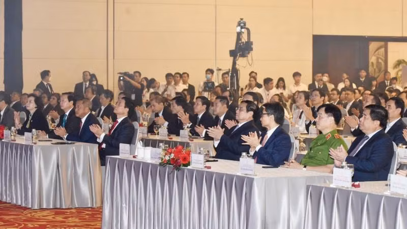 Thủ tướng Chính phủ, Chủ tịch Ủy ban nhấn mạnh: "Chuyển đổi số tác động tới mọi người dân, cho nên, phải lấy người dân làm trung tâm, chủ thể, mục tiêu, động lực cho chuyển đổi số". (Ảnh: Trần Hải)
