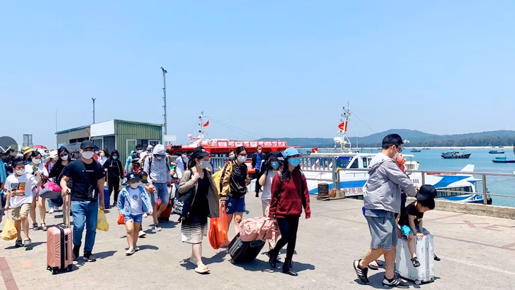 Du khách rời đảo Cô tô ngay trong sáng ngày 17/7. Du khách rời đảo Cô tô ngay trong sáng ngày 17/7.