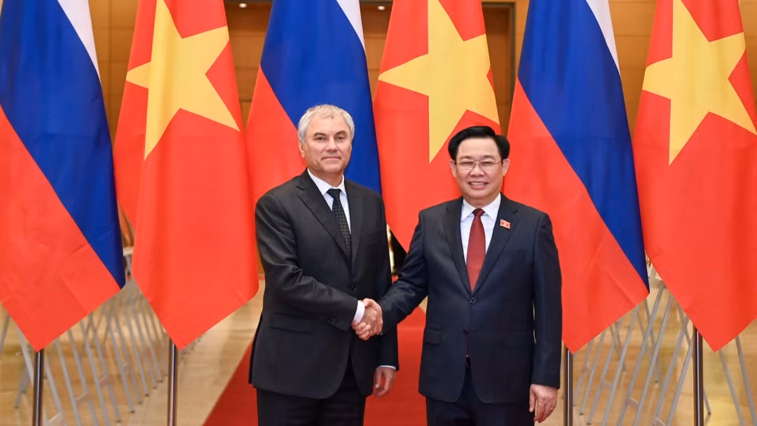 Chủ tịch Quốc hội Vương Đình Huệ và Chủ tịch Duma Quốc gia Quốc hội Liên bang Nga Vyacheslav Viktorovich Volodin tại lễ đón.