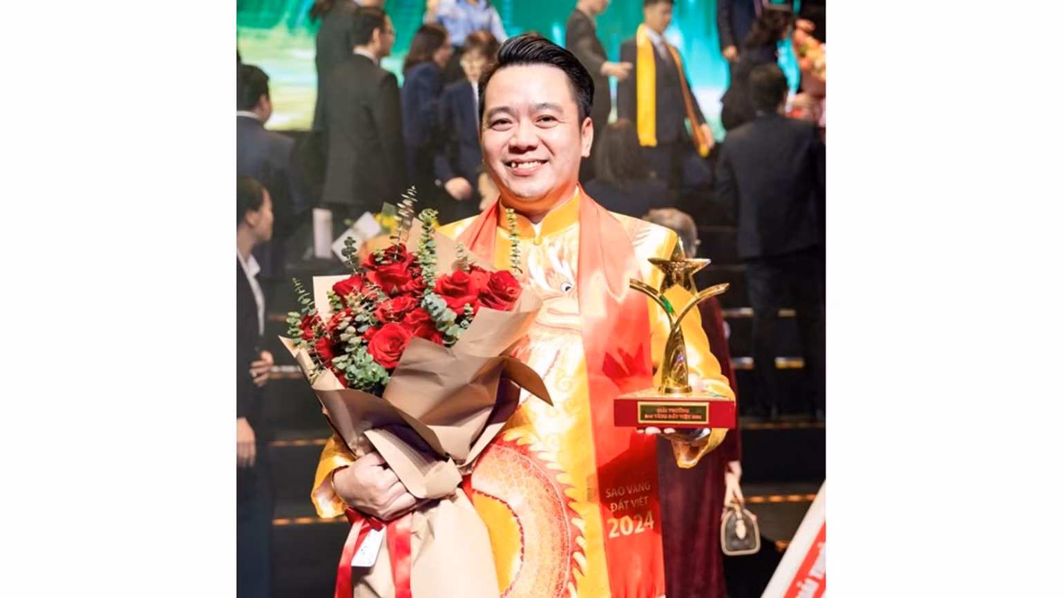 Ông Nguyễn Duy Chính, Tổng giám đốc Tập đoàn Tân Á Đại Thành với kỷ niệm chương tốp 10 Sao vàng đất Việt 2024. Ông Nguyễn Duy Chính, Tổng giám đốc Tập đoàn Tân Á Đại Thành với kỷ niệm chương tốp 10 Sao vàng đất Việt 2024.