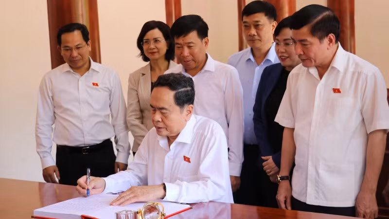 Chủ tịch Quốc hội Trần Thanh Mẫn ghi sổ cảm tưởng tại Khu di tích quốc gia đặc biệt Bộ Chỉ huy miền Tà Thiết. (Ảnh: Nhật Bình/TTXVN)