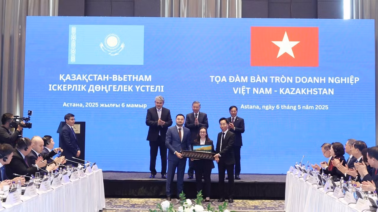 Tổng Bí thư Tô Lâm chứng kiến đại diện Công ty Mareven Food Central (Doanh nghiệp Việt Nam tại Kazakhstan) trao tặng 10 xe cứu thương cho chính quyền Kazakhstan. (Ảnh: Thống Nhất/TTXVN) Tổng Bí thư Tô Lâm chứng kiến đại diện Công ty Mareven Food Central (Doanh nghiệp Việt Nam tại Kazakhstan) trao tặng 10 xe cứu thương cho chính quyền Kazakhstan. (Ảnh: Thống Nhất/TTXVN)