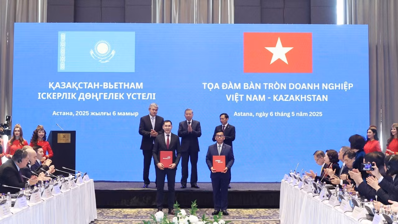 Tổng Bí thư Tô Lâm chứng kiến trao Thỏa thuận nhượng quyền kinh doanh giữa Hãng hàng không Vietjet của Việt Nam và Hãng hàng không Qazaq Air của Kazakhstan. (Ảnh: Thống Nhất/TTXVN) Tổng Bí thư Tô Lâm chứng kiến trao Thỏa thuận nhượng quyền kinh doanh giữa Hãng hàng không Vietjet của Việt Nam và Hãng hàng không Qazaq Air của Kazakhstan. (Ảnh: Thống Nhất/TTXVN)