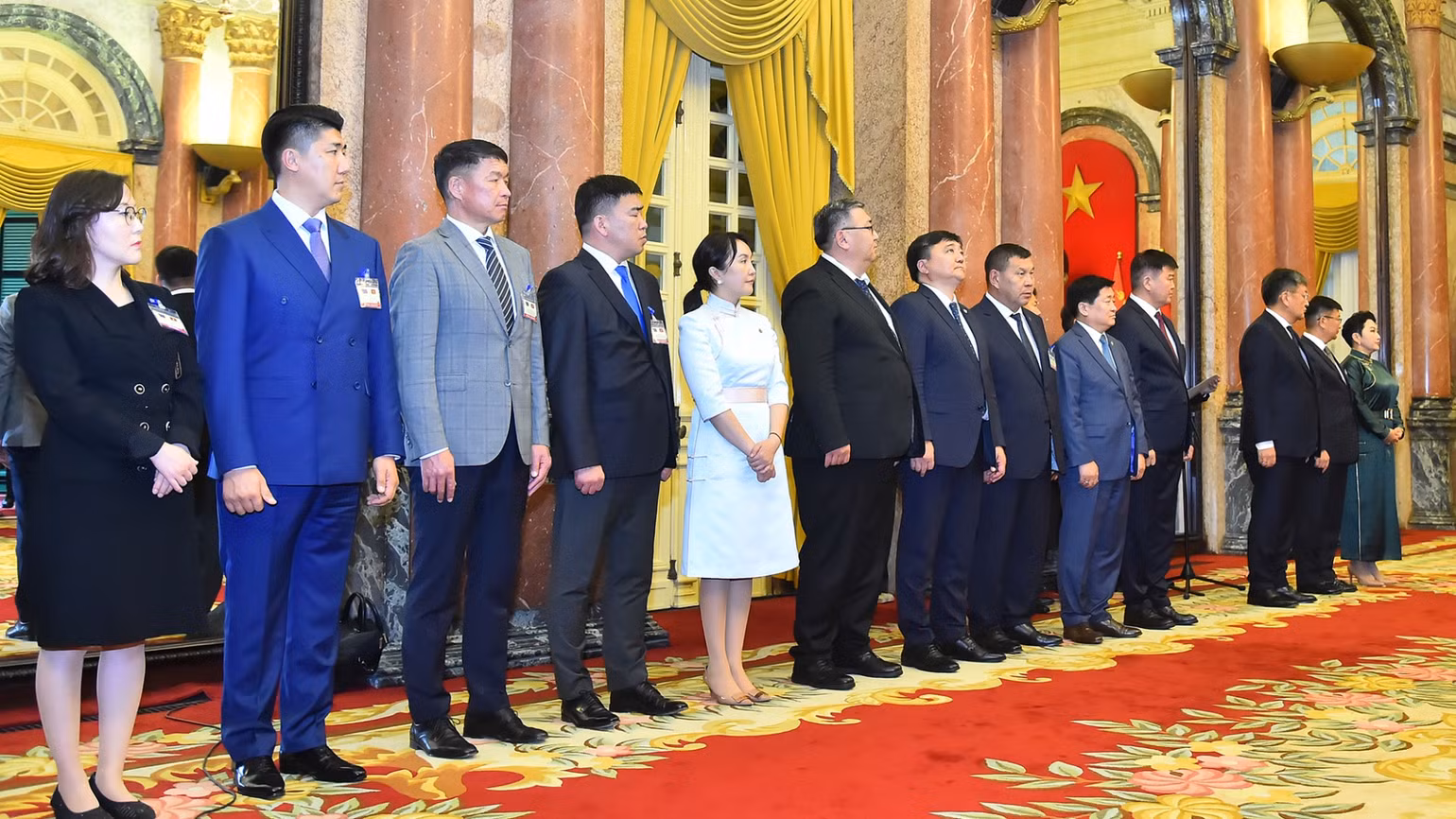 Đoàn đại biểu tháp tùng Tổng thống Mông Cổ Ukhnaagiin Khurelsukh tham dự lễ ký kết các văn kiện hợp tác giữa hai nước. Đoàn đại biểu tháp tùng Tổng thống Mông Cổ Ukhnaagiin Khurelsukh tham dự lễ ký kết các văn kiện hợp tác giữa hai nước.