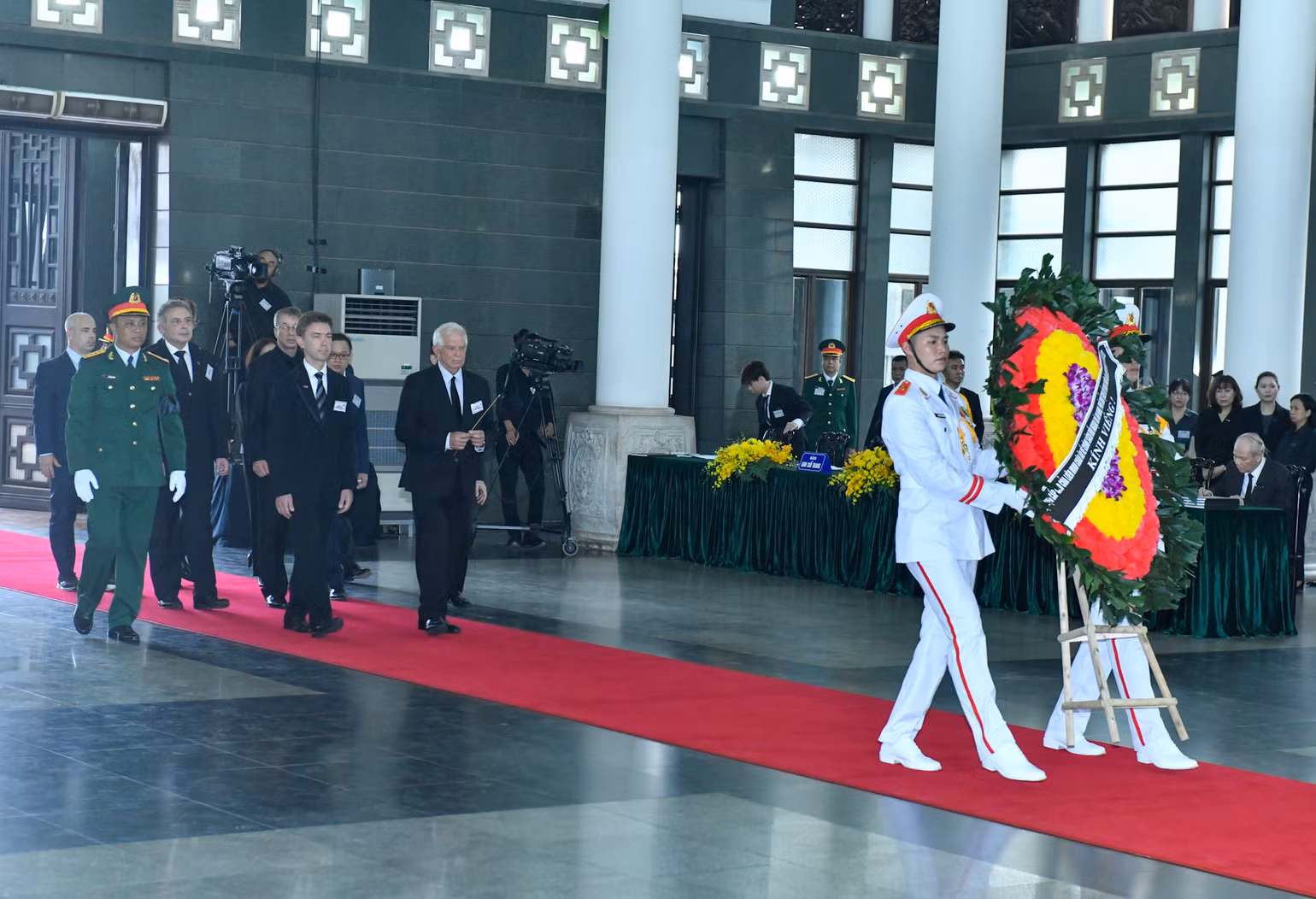 Toàn cảnh Lễ viếng Tổng Bí thư Nguyễn Phú Trọng: Trang nghiêm và xúc động ảnh 120 Toàn cảnh Lễ viếng Tổng Bí thư Nguyễn Phú Trọng: Trang nghiêm và xúc động ảnh 120