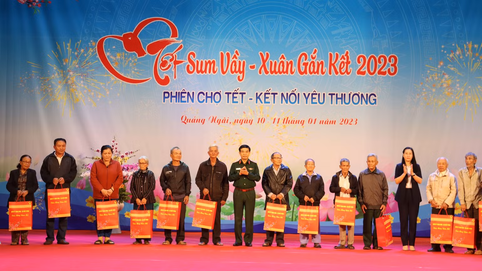 Đại tướng Phan Văn Giang và Bí thư Tỉnh ủy Quảng Ngãi Bùi Thị Quỳnh Vân tặng quà Tết cho các gia đình chính sách tại chương trình “Tết sum vầy-Xuân gắn kết”. Đại tướng Phan Văn Giang và Bí thư Tỉnh ủy Quảng Ngãi Bùi Thị Quỳnh Vân tặng quà Tết cho các gia đình chính sách tại chương trình “Tết sum vầy-Xuân gắn kết”.