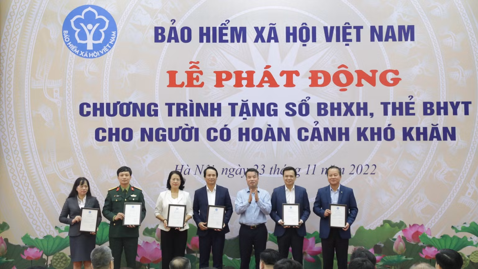 Tổng Giám đốc Nguyễn Thế Mạnh tiếp nhận 5.000 sổ bảo hiểm xã hội và 50.840 thẻ bảo hiểm y tế do Bưu điện Việt Nam và 5 ngân hàng hỗ trợ. Tổng Giám đốc Nguyễn Thế Mạnh tiếp nhận 5.000 sổ bảo hiểm xã hội và 50.840 thẻ bảo hiểm y tế do Bưu điện Việt Nam và 5 ngân hàng hỗ trợ.