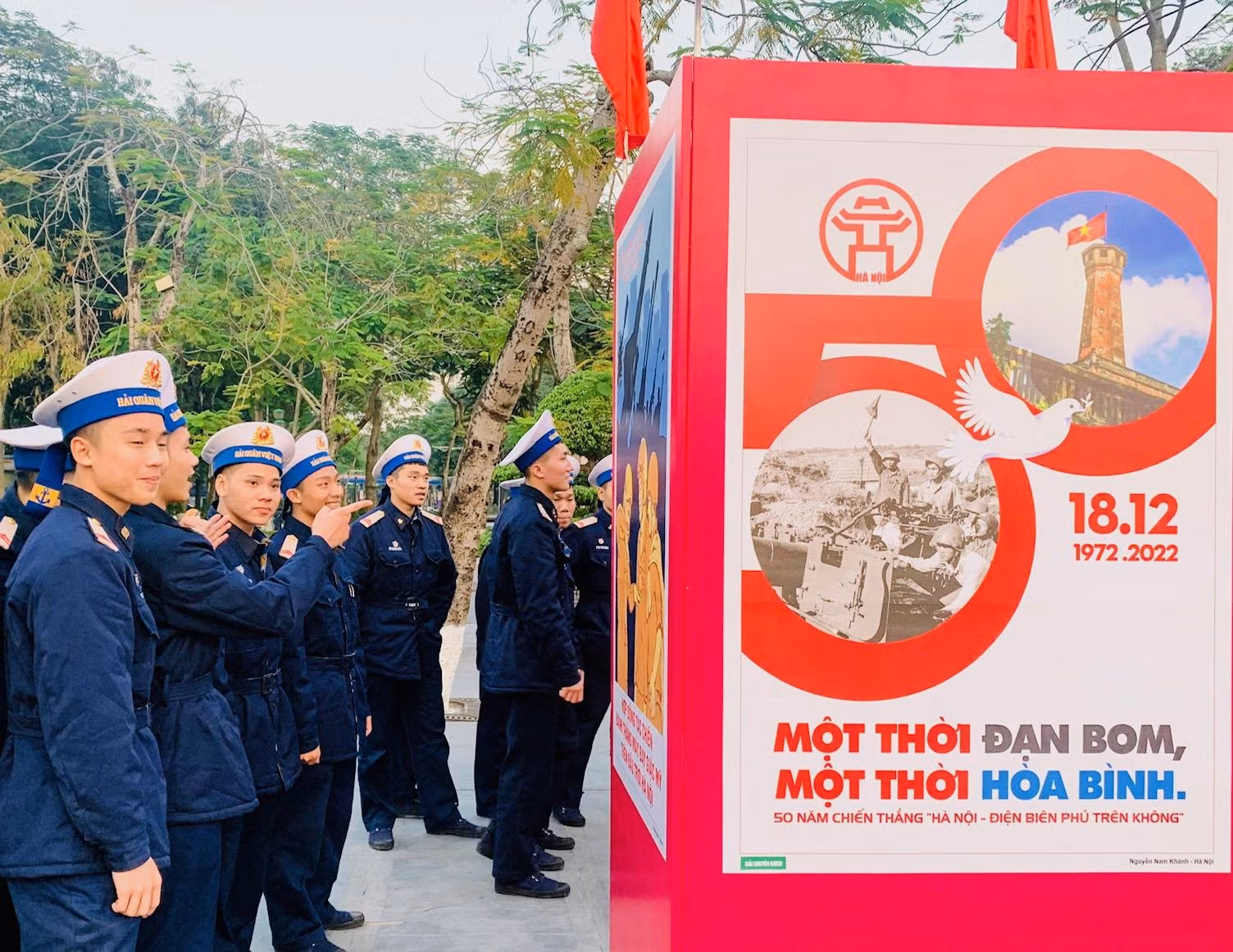 Triển lãm thu hút đông đảo người dân và các cán bộ, chiến sĩ lực lượng vũ trang trên địa bàn tham dự.