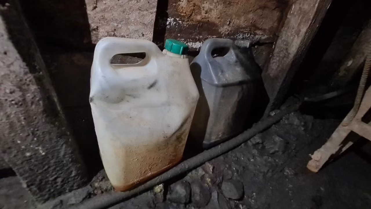 Nhiều loại dung dịch, hóa chất độc hại được vận chuyển vào hầm để dùng cho việc tách lọc tạp chất, phản quang trong quá trình tìm vàng.