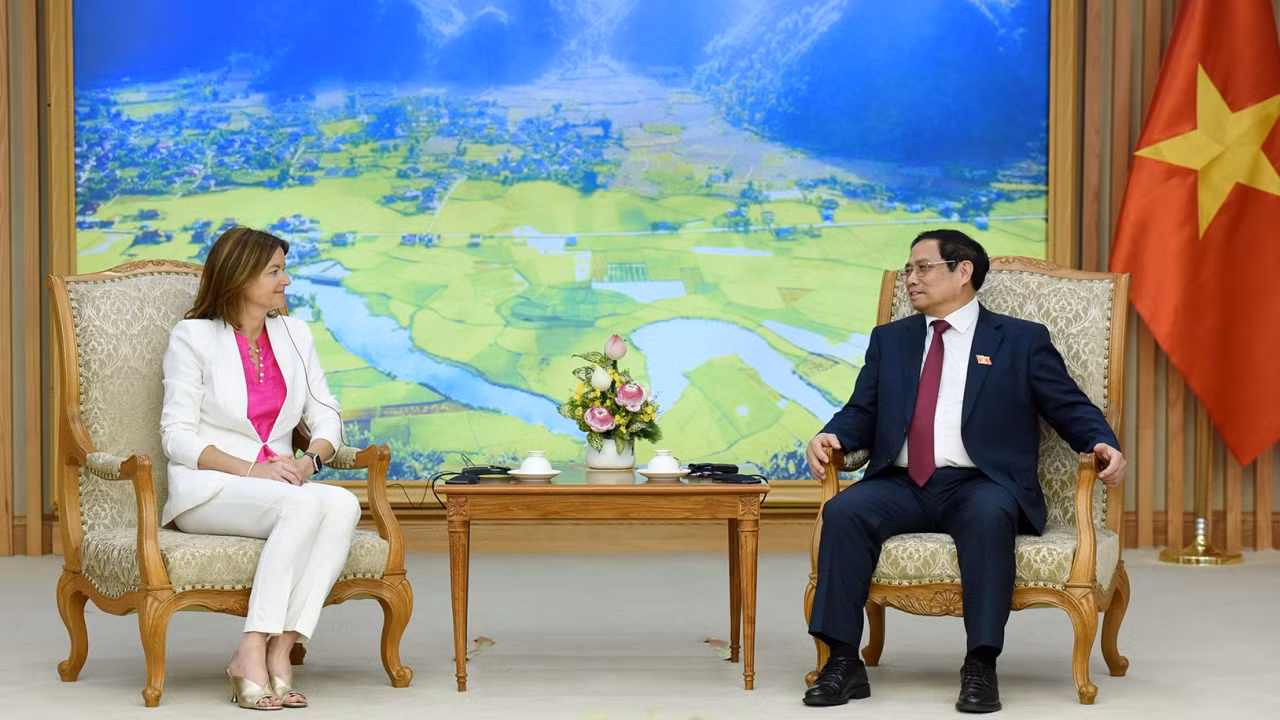 Tại cuộc tiếp, Thủ tướng Chính phủ Phạm Minh Chính hoan nghênh chuyến thăm Việt Nam của Phó Thủ tướng, Bộ trưởng Slovenia Tanja Fajon; đánh giá cao kết quả hội đàm giữa hai Bộ trưởng Ngoại giao, cuộc gặp với Bộ trưởng Công thương Nguyễn Hồng Diên, cũng như Diễn đàn doanh nghiệp Việt Nam-Slovenia, tổ chức tại Thành phố Hồ Chí Minh. Tại cuộc tiếp, Thủ tướng Chính phủ Phạm Minh Chính hoan nghênh chuyến thăm Việt Nam của Phó Thủ tướng, Bộ trưởng Slovenia Tanja Fajon; đánh giá cao kết quả hội đàm giữa hai Bộ trưởng Ngoại giao, cuộc gặp với Bộ trưởng Công thương Nguyễn Hồng Diên, cũng như Diễn đàn doanh nghiệp Việt Nam-Slovenia, tổ chức tại Thành phố Hồ Chí Minh.