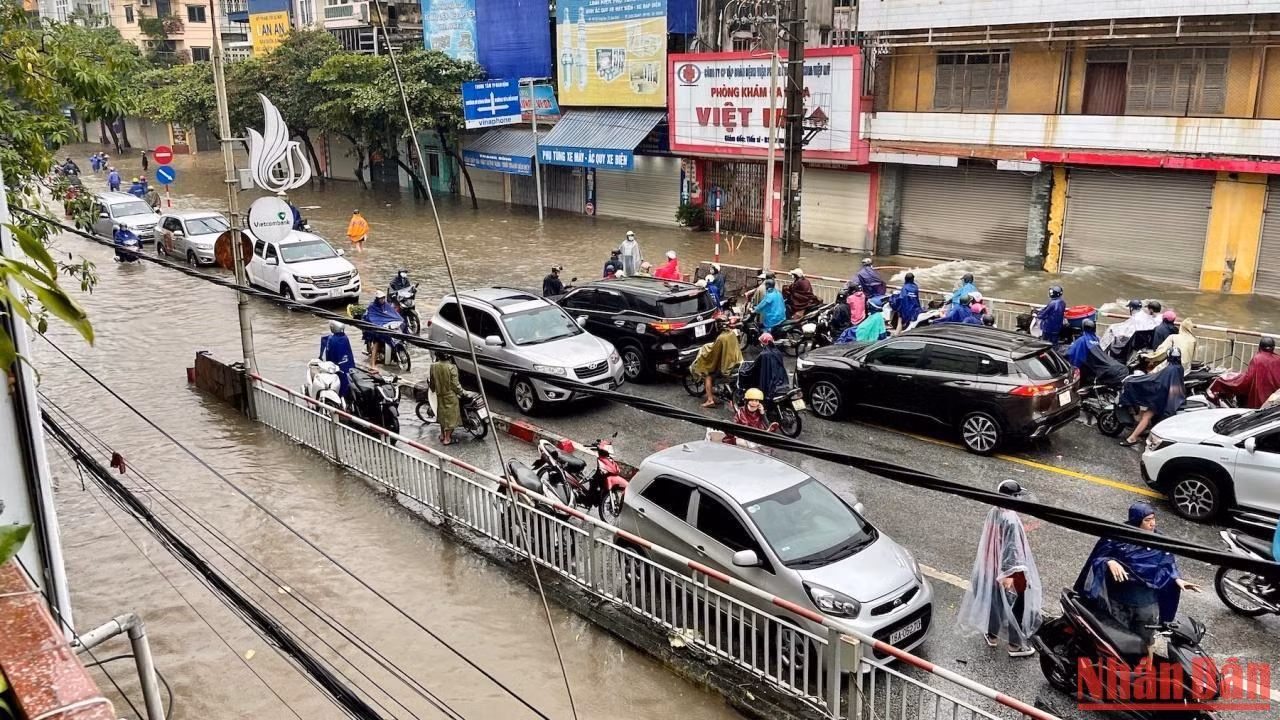 Nhiều phương tiện dừng trên cầu Đò Quan chờ nước rút, hoặc quay đầu khi thấy không thể tiếp tục di chuyển. Nhiều phương tiện dừng trên cầu Đò Quan chờ nước rút, hoặc quay đầu khi thấy không thể tiếp tục di chuyển.