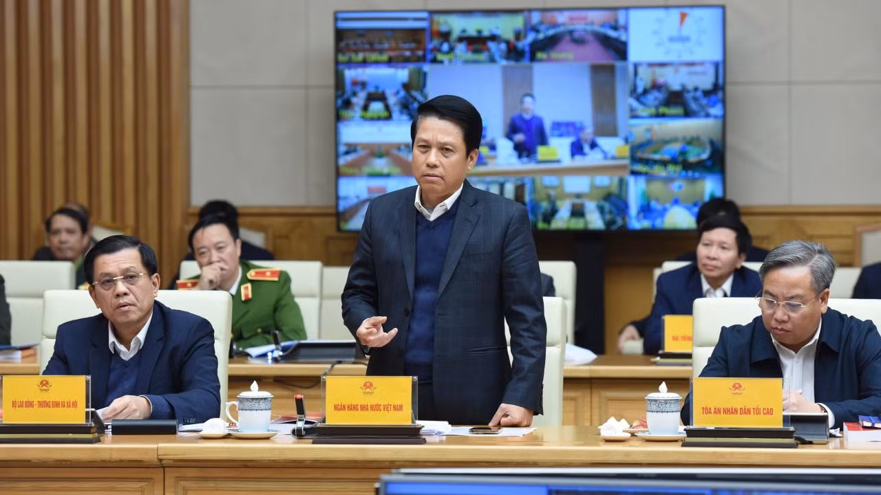 Đại diện lãnh đạo Ngân hàng Nhà nước Việt Nam phát biểu.