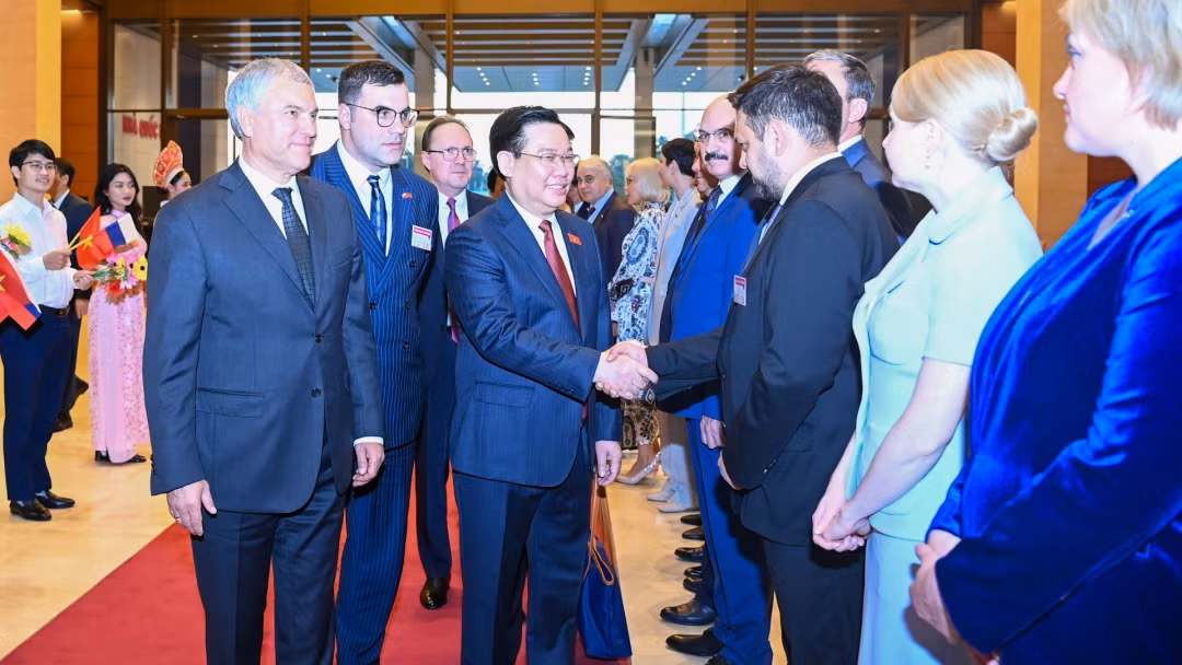 Chủ tịch Duma Quốc gia Quốc hội Liên bang Nga Vyacheslav Viktorovich Volodin giới thiệu với Chủ tịch Quốc hội Vương Đình Huệ các đại biểu Nga dự lễ đón.