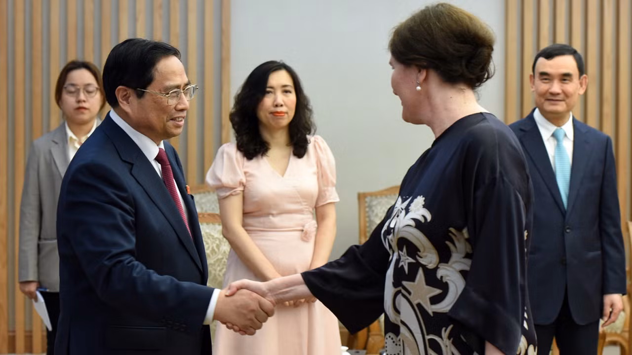 Thủ tướng Chính phủ Phạm Minh Chính đón các thành viên đi cùng Phó Thủ tướng, Bộ trưởng Ngoại giao và Các vấn đề châu Âu Cộng hòa Slovenia Tanja Fajon. Thủ tướng Chính phủ Phạm Minh Chính đón các thành viên đi cùng Phó Thủ tướng, Bộ trưởng Ngoại giao và Các vấn đề châu Âu Cộng hòa Slovenia Tanja Fajon.