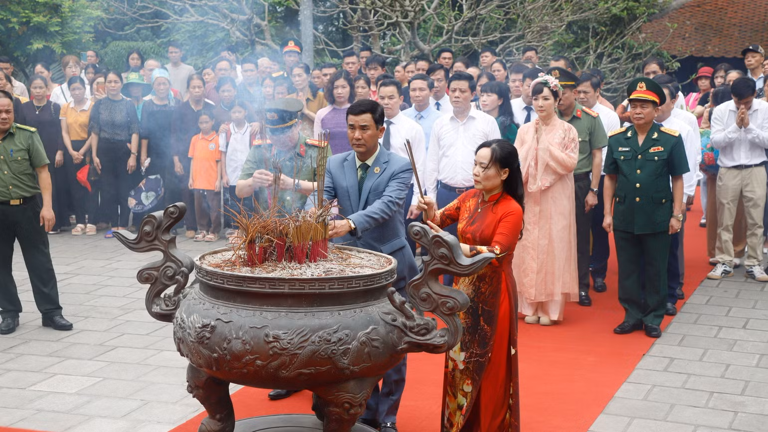 Và dâng hương tưởng niệm Tổ Mẫu Âu Cơ. Và dâng hương tưởng niệm Tổ Mẫu Âu Cơ.