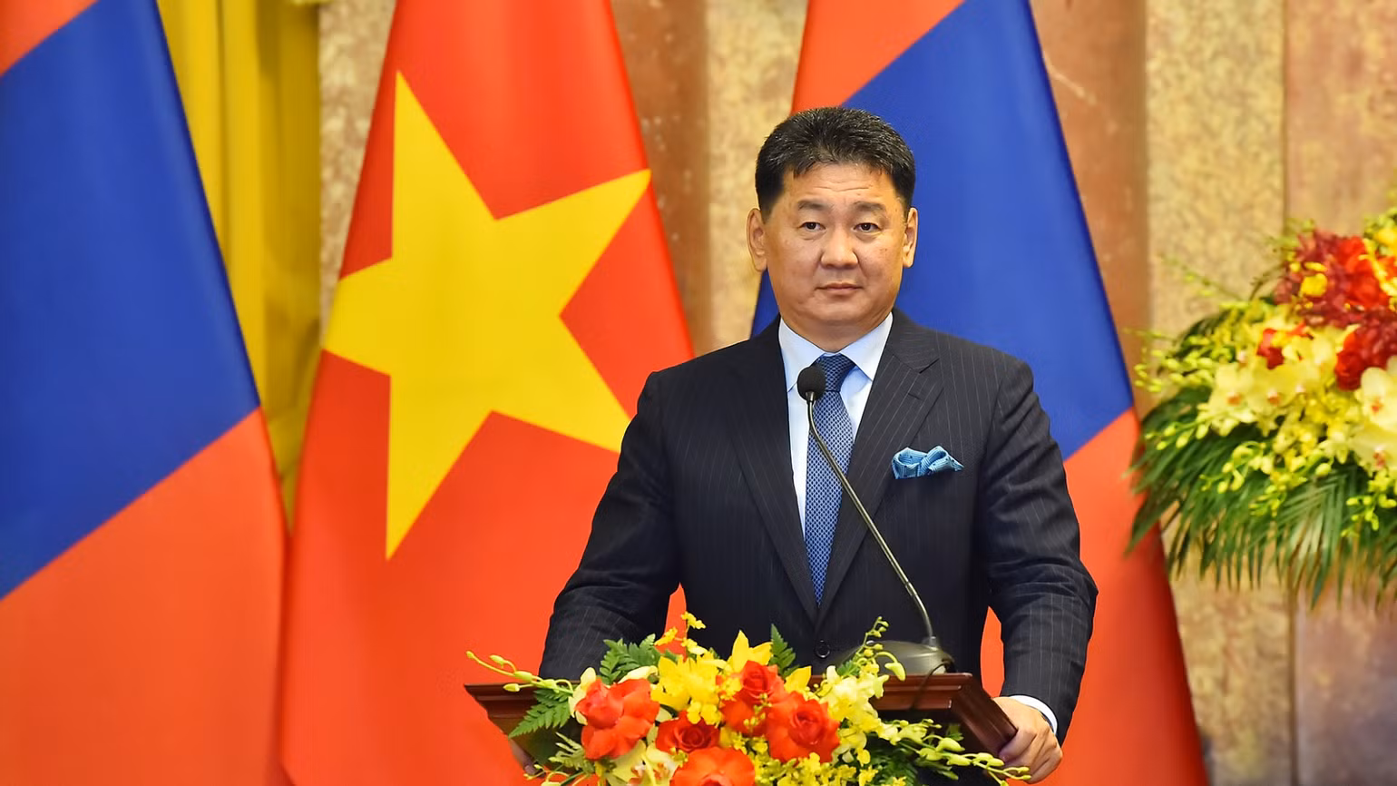 Tổng thống Mông Cổ Ukhnaagiin Khurelsukh phát biểu tại buổi gặp gỡ báo chí. Tổng thống Mông Cổ Ukhnaagiin Khurelsukh phát biểu tại buổi gặp gỡ báo chí.