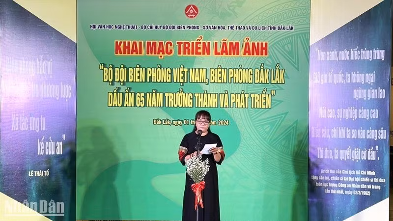 Chủ tịch Hội Văn học nghệ thuật tỉnh Đắk Lắk, Trưởng Ban tổ chức triển lãm, nhà văn Niê Thanh Mai phát biểu khai mạc triển lãm.