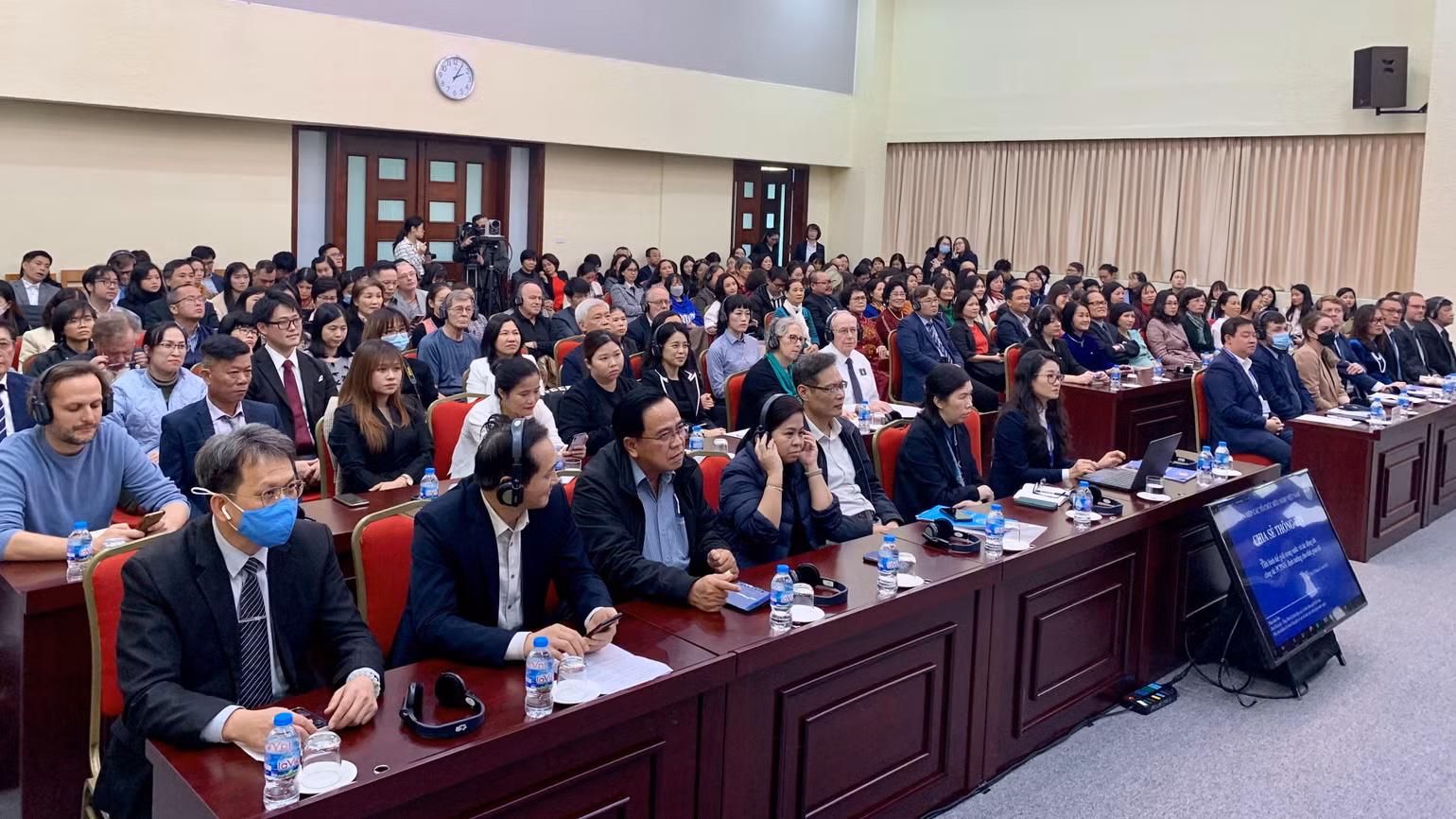 Đông đảo đại biểu tham dự Hội nghị.