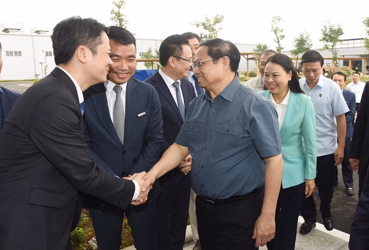 Cán bộ, công nhân viên Tập đoàn Thành Công (TC Group) đón Thủ tướng Phạm Minh Chính. Cán bộ, công nhân viên Tập đoàn Thành Công (TC Group) đón Thủ tướng Phạm Minh Chính.