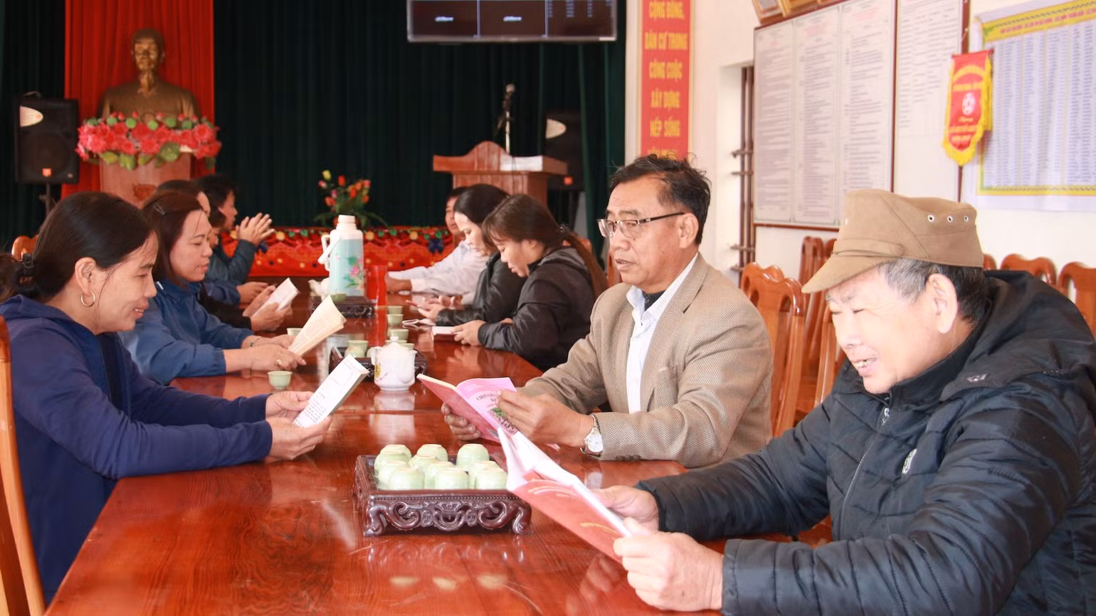 Sinh hoạt cộng đồng tại nhà văn hóa xóm Lâm Phú, đạt chuẩn xóm nông thôn mới thông minh của xã Giao Phong. Sinh hoạt cộng đồng tại nhà văn hóa xóm Lâm Phú, đạt chuẩn xóm nông thôn mới thông minh của xã Giao Phong.