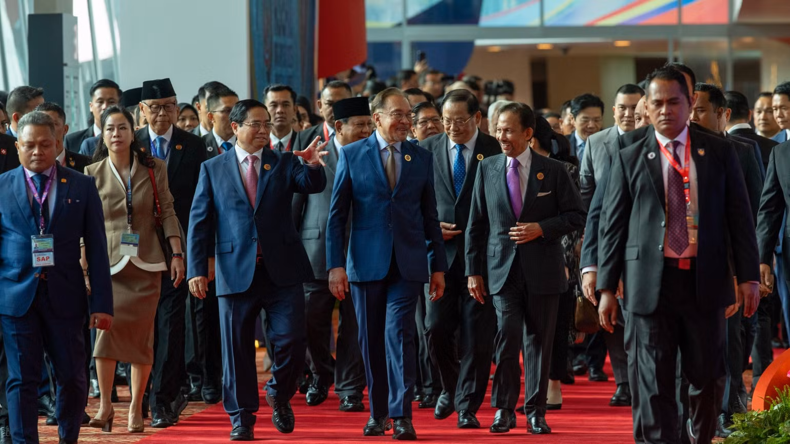 Thủ tướng Phạm Minh Chính cùng các nhà lãnh đạo ASEAN bước vào hội trường dự Phiên toàn thể. (Ảnh: Ban Tổ chức ASEAN 46)