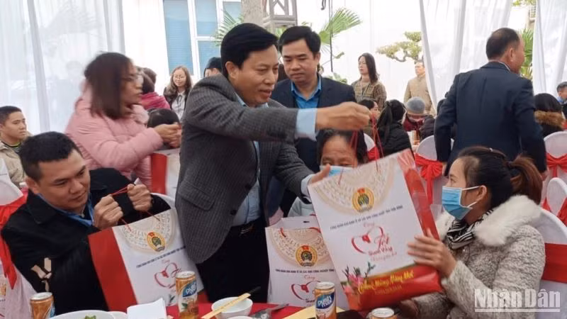 Không để ai không có Tết, không có ai bị bỏ lại phía sau - Đó là chủ trương xuyên suốt của tỉnh Thái Bình trong dịp Tết cổ truyền năm nay. Không để ai không có Tết, không có ai bị bỏ lại phía sau - Đó là chủ trương xuyên suốt của tỉnh Thái Bình trong dịp Tết cổ truyền năm nay.