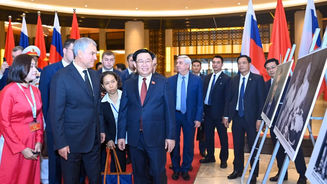 Chủ tịch Quốc hội Vương Đình Huệ và Chủ tịch Duma Quốc gia Quốc hội Liên bang Nga Vyacheslav Viktorovich Volodin xem trưng bày ảnh về quan hệ hai nước Việt Nam-Nga.