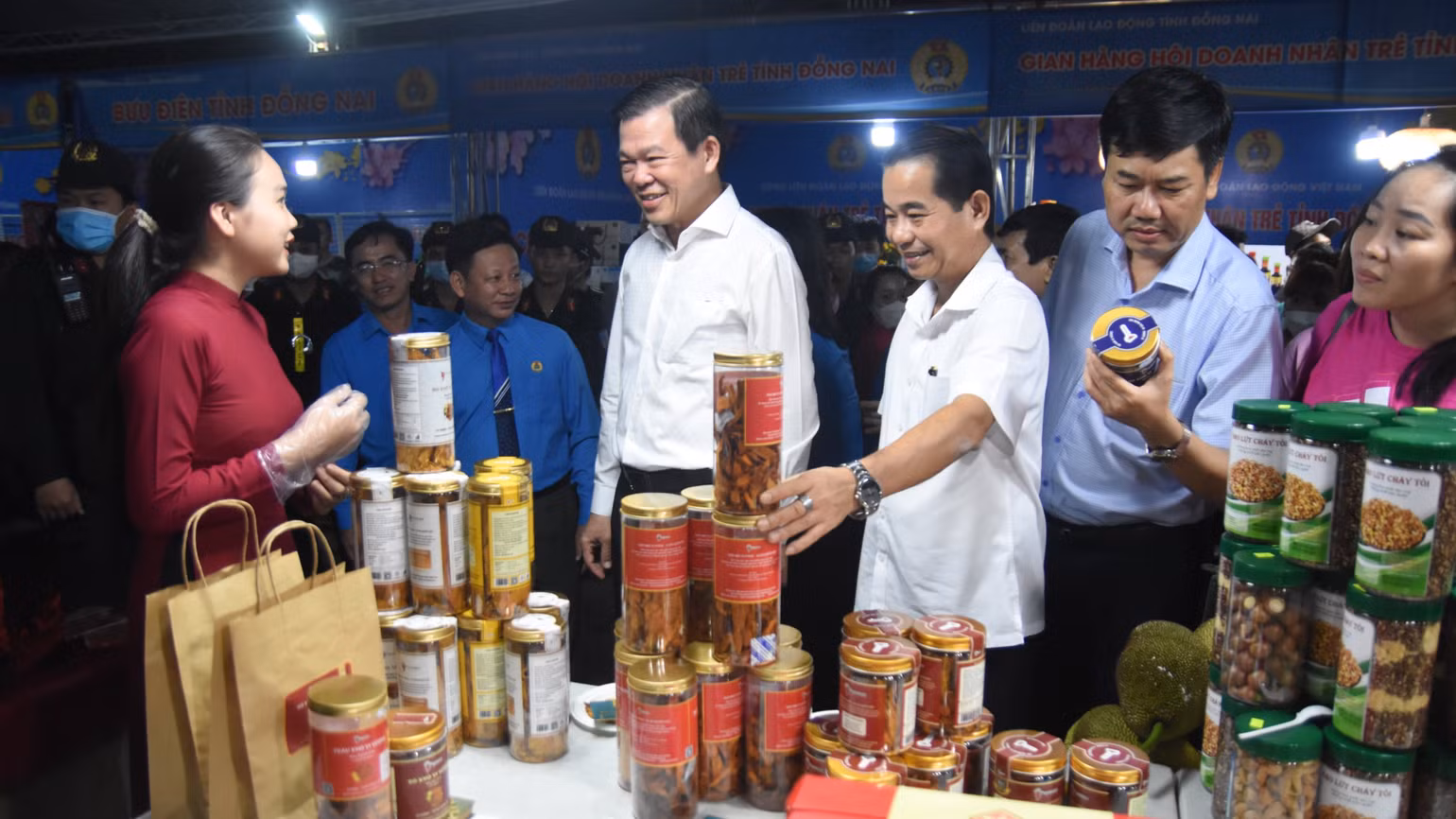 Lãnh đạo tỉnh Đồng Nai tham quan gian hàng tại chương trình. Lãnh đạo tỉnh Đồng Nai tham quan gian hàng tại chương trình.